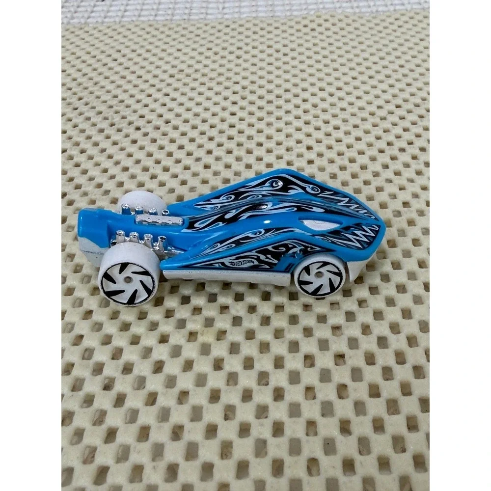 Hot Wheels Super Stinger Blue White Tribal Flames Diecast Toy Car FJX42 2017 EUC
